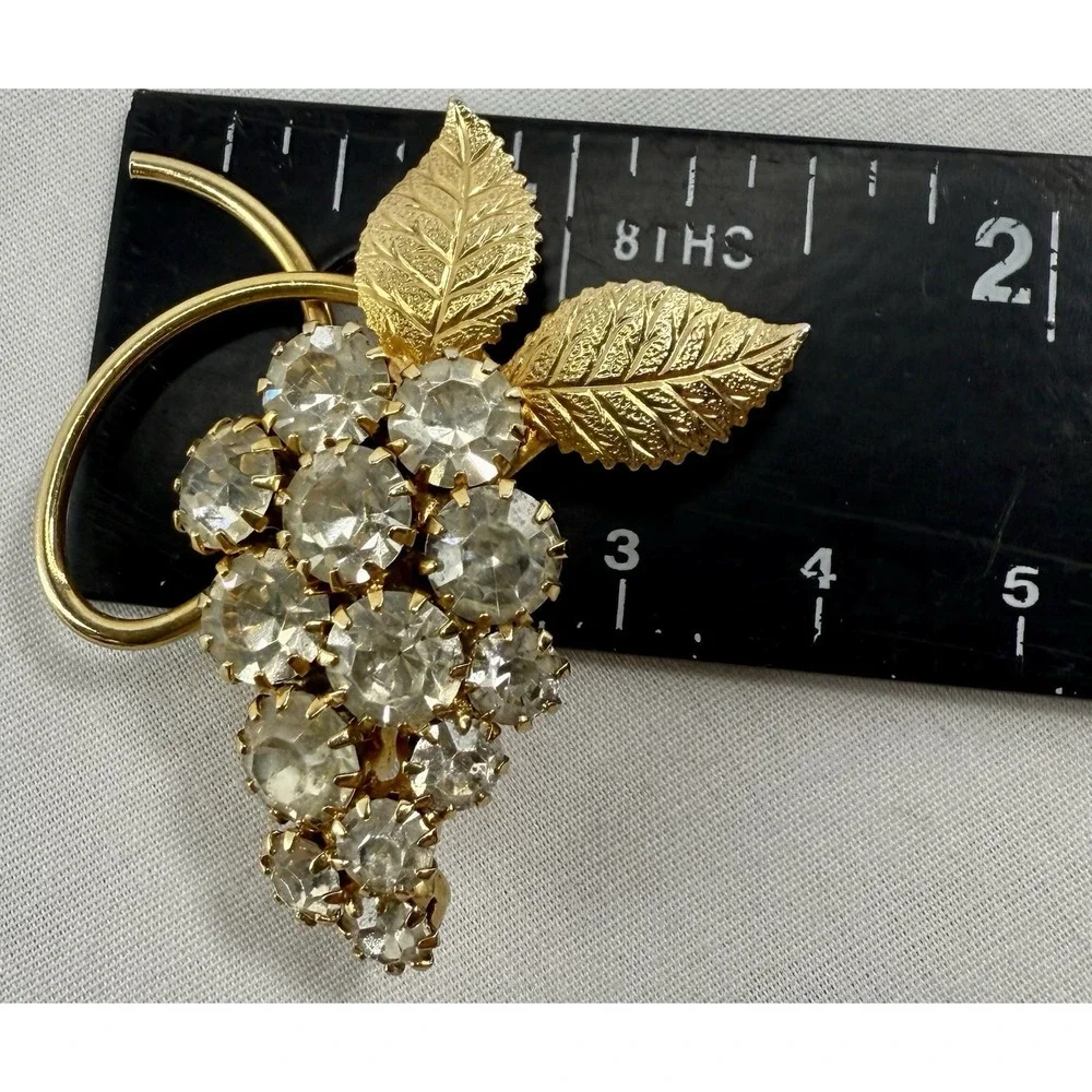 Vintage Grape Cluster Rhinestone Brooch Gold Tone Leaves EUC‎